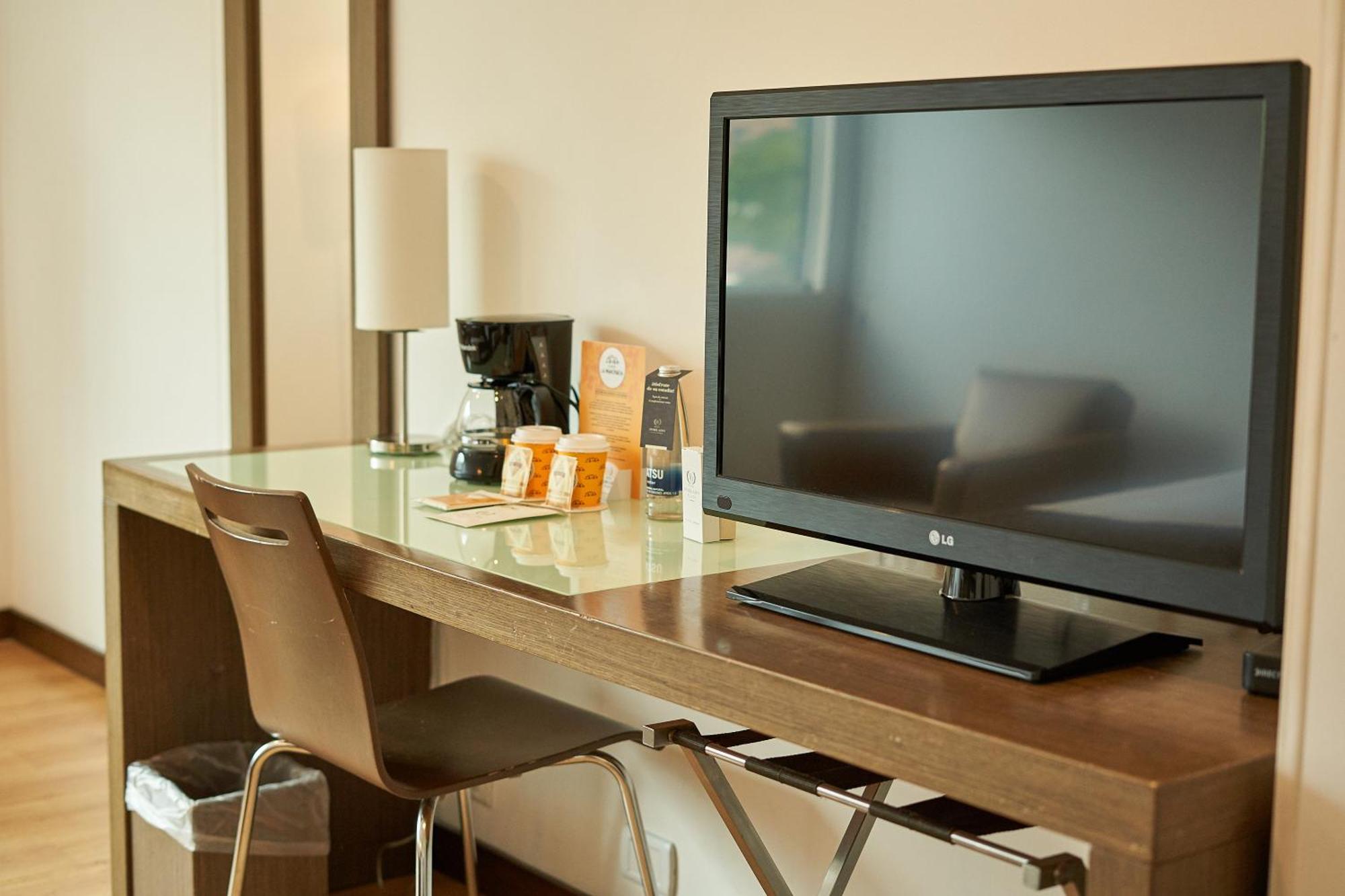 Apartamentos Poblado Alejandria By Housy Host Medellin Ngoại thất bức ảnh